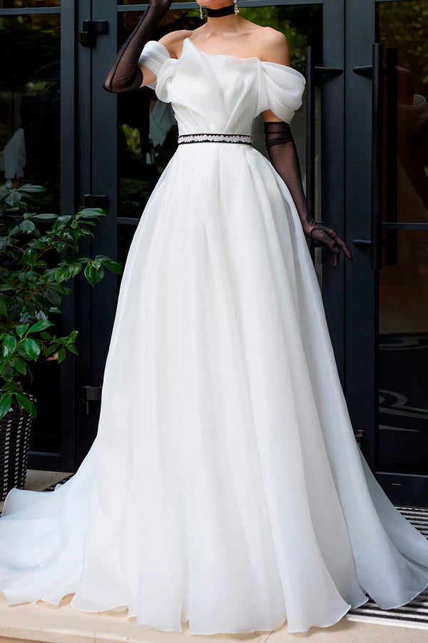 Abito da sposa rustico in organza avorio senza spalline con strascico a corte